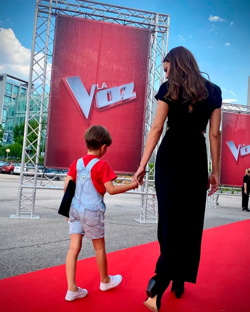 Eva González con su hijo en la presentación de la nueva temporada de 'La Voz'.