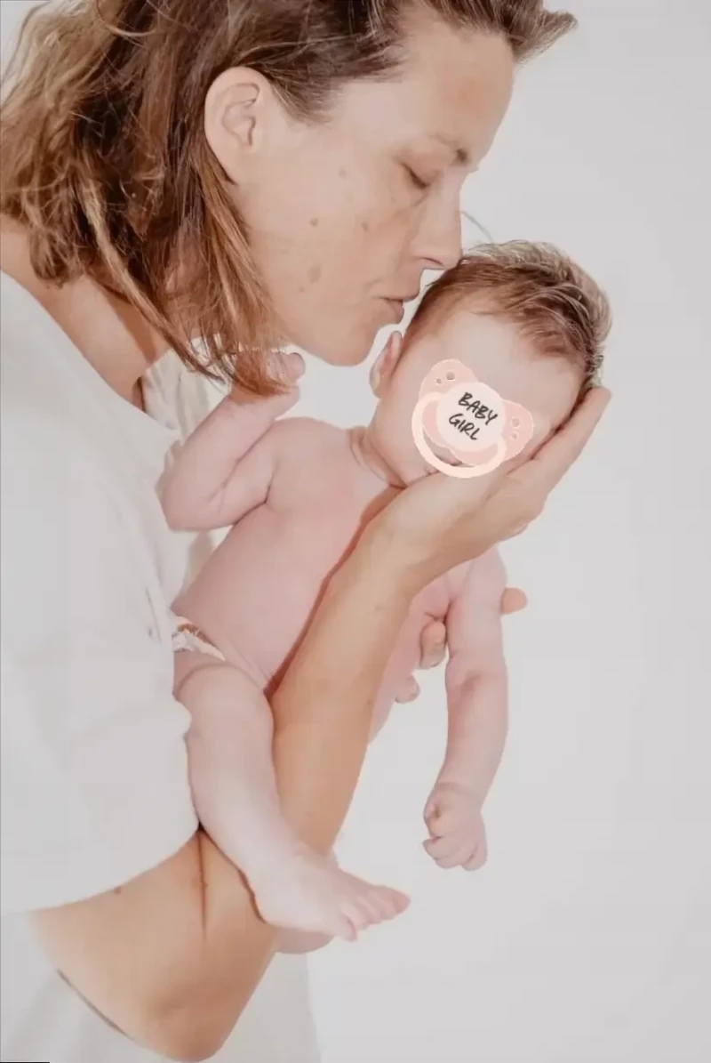 María Casado besando a su hija bebé.