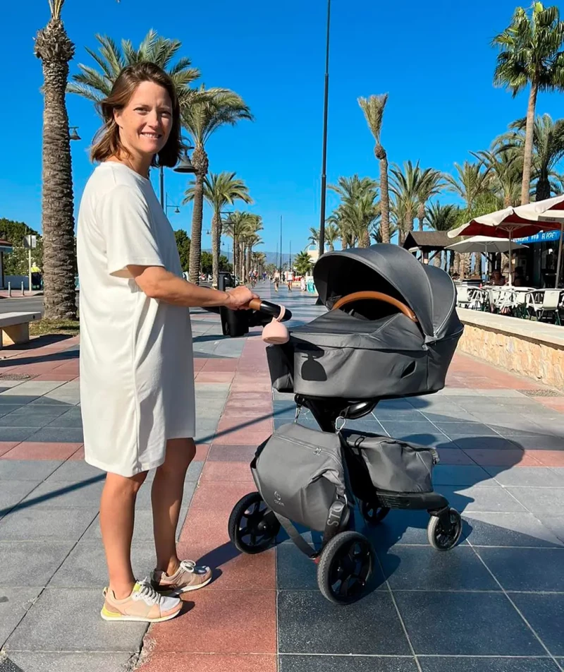 María Casado paseando a su bebé.