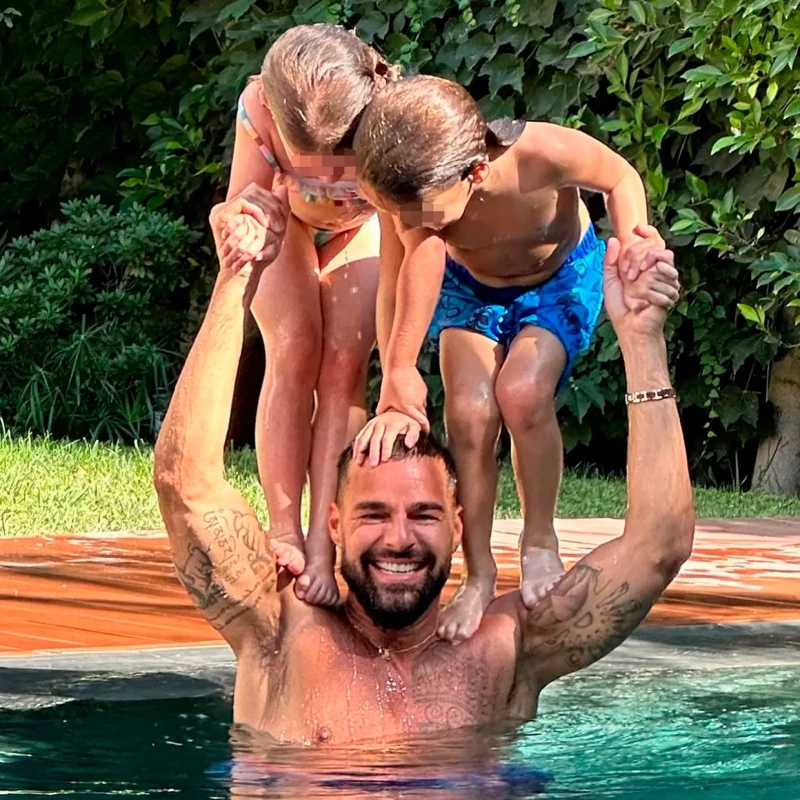 Ricky Martin jugando con sus hijos pequeños en la piscina.