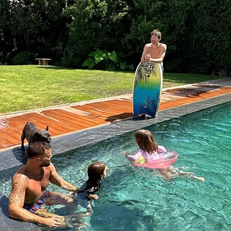 Ricky Martin jugando con sus hijos en la piscina.