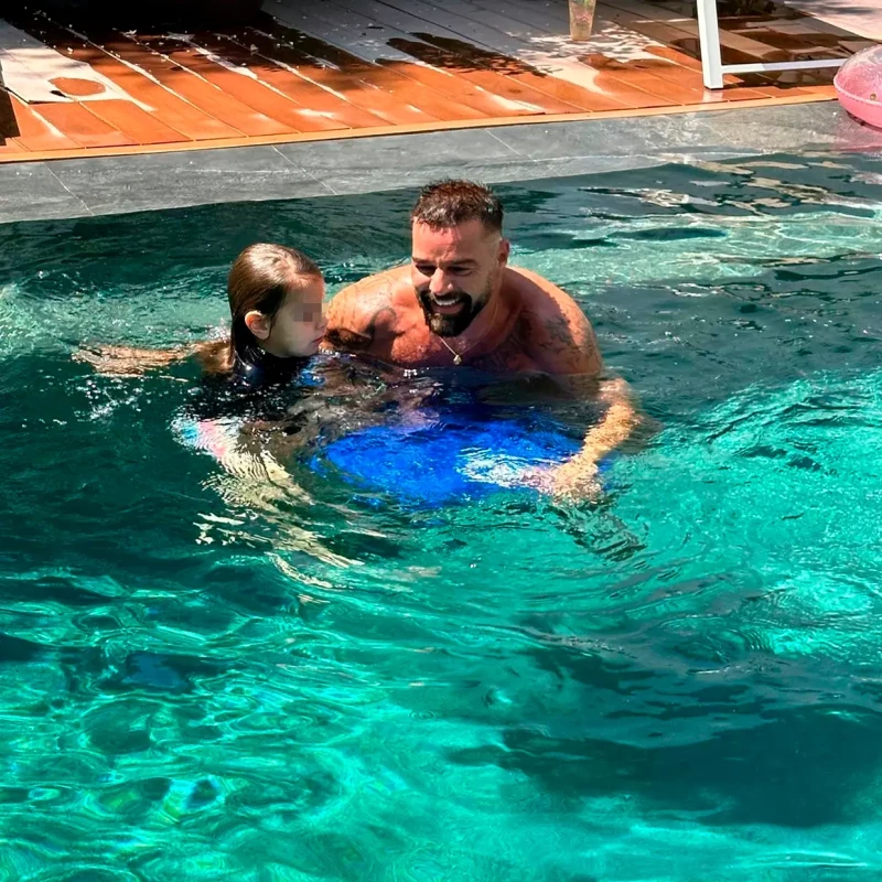 Ricky Martin jugando con su hija en la piscina.