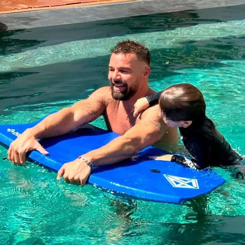 Ricky Martin jugando con su hija en la piscina.