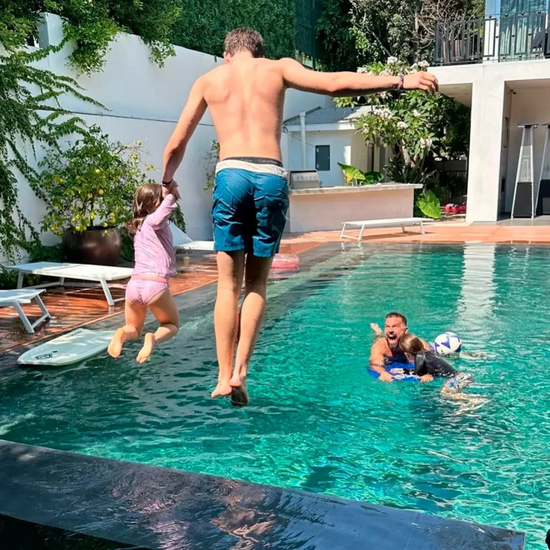 Ricky Martin jugando con sus hijos en la piscina.