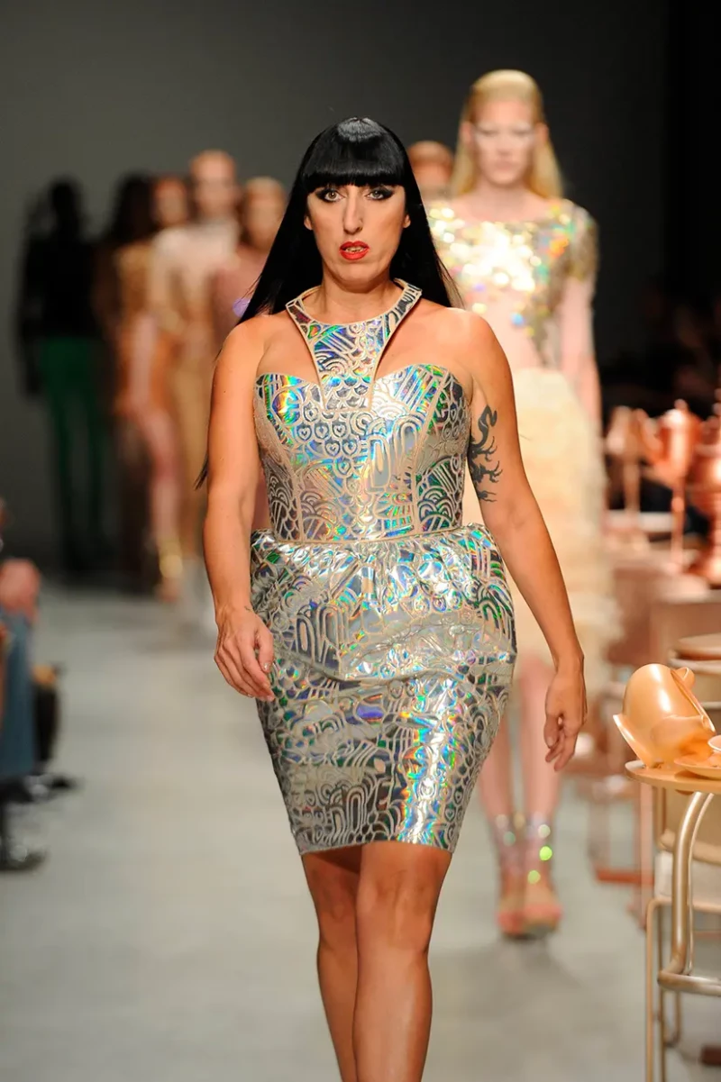 Rossy de Palma desfilando por una pasarela de moda.