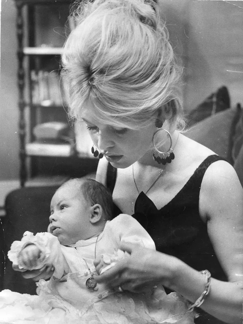 Brigitte Bardot con su único hijo.