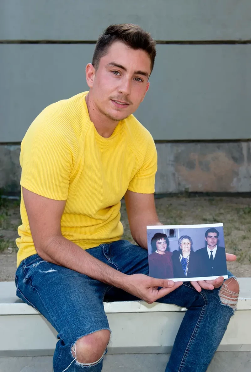 Hugo, su hijo, con un retrato familiar.