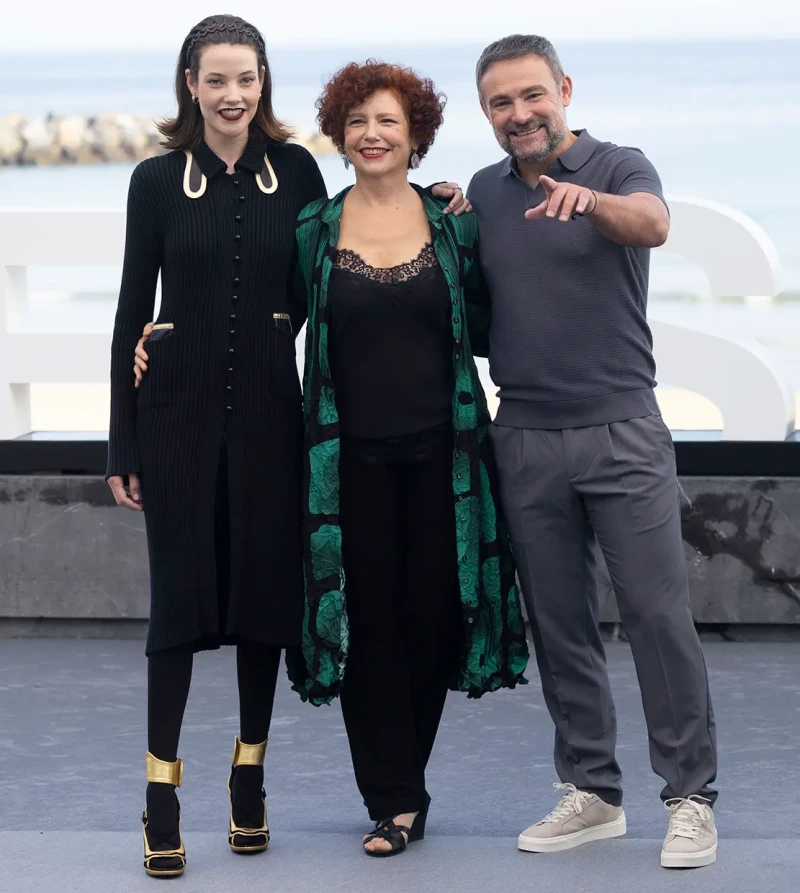 La directora con los "alter ego" de Nevenka e Ismael, Mireia Oriol y Urko Olazabal en el festival de San Sebastián.