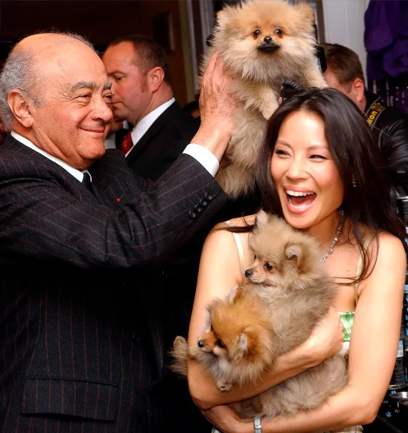 Al Fayed bromeando con la actriz Lucy Liu.