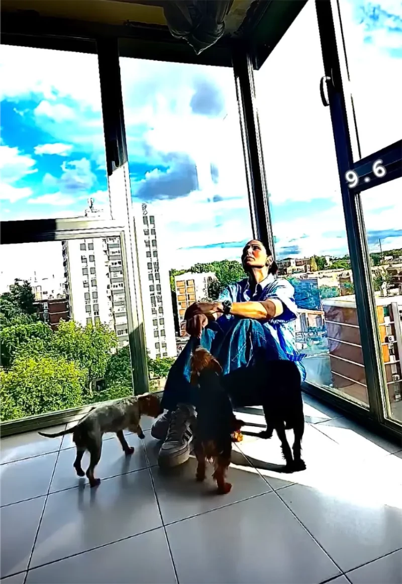 En su piso de Madrid, Rosa Lopez vive con cinco perros, dos gallinas y una paloma, todos animales que ha adoptado y cuida como si fueran sus bebés.