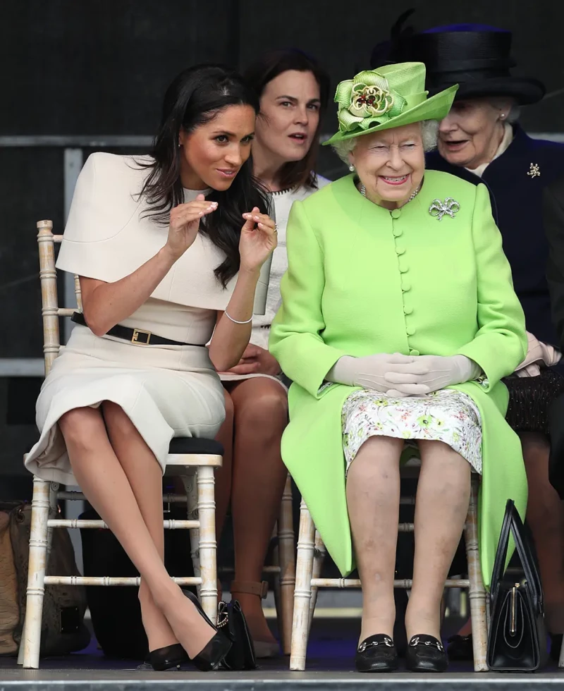 SAMANTHA COHEN (Secretaria privada) La duquesa con Isabel II y, detrás, Samantha, una de las personas de confianza de la reina durante 17 años. En cambio, con Meghan aguantó uno.