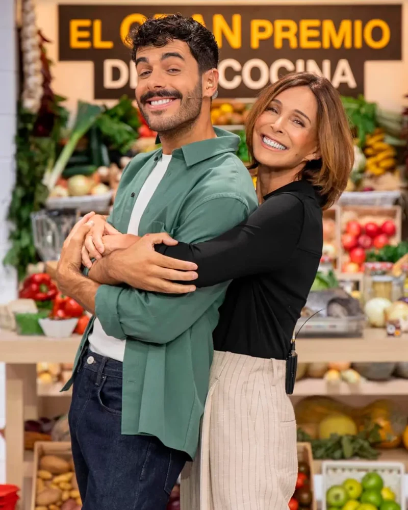 Lydia Bosch con su compañero en su nuevo programa sobre cocina.