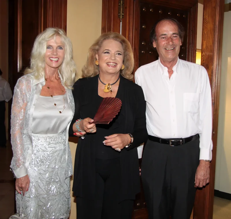 Luis Ortiz y Gunilla con otra reina de Marbella, Ira de Fürstenberg.