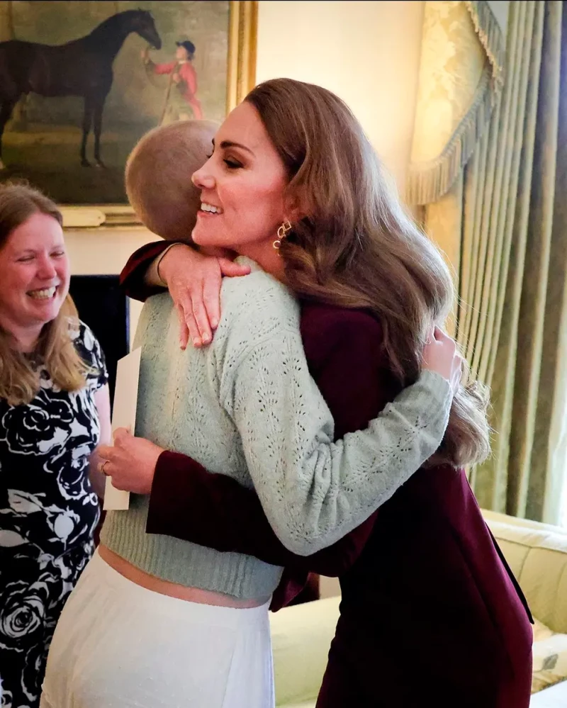 El abrazo entre la princesa Kate Middleton y la joven fotógrafa Liz Hatton