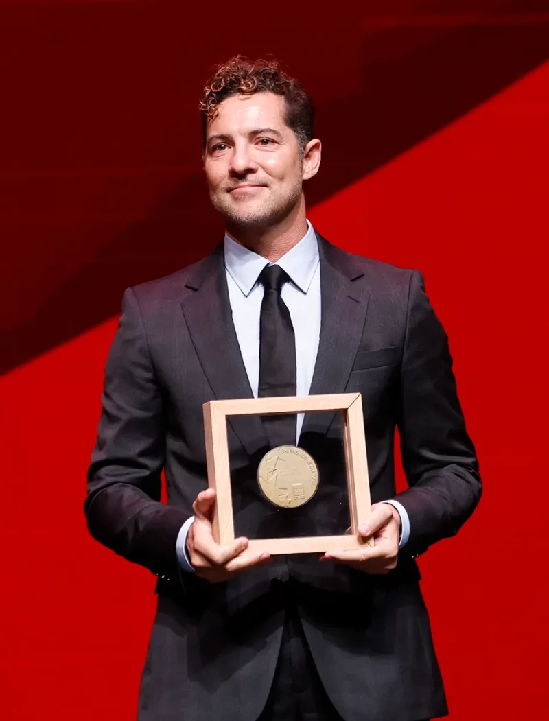 David Bisbal con el Premio de Cultura de la Comunidad de Madrid en la categoría de Música Popular.