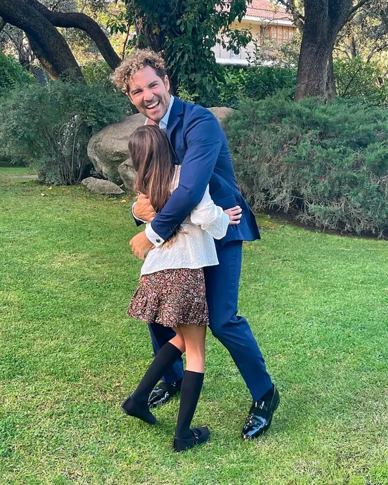 David Bisbal jugando con su hija mayor, Ella.