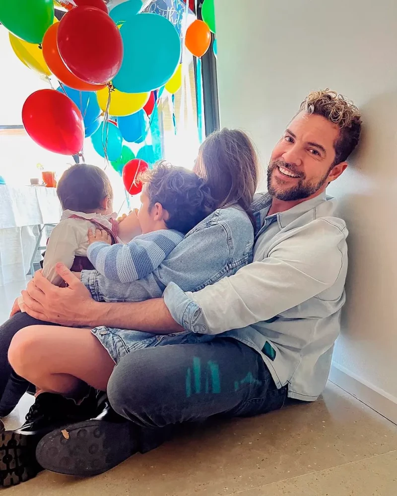 David Bisbal abrazando a sus tres hijos.