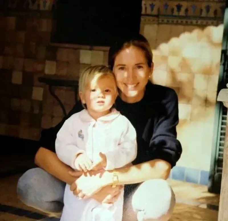 Cristina Iglesias de pequeña, con su madre.