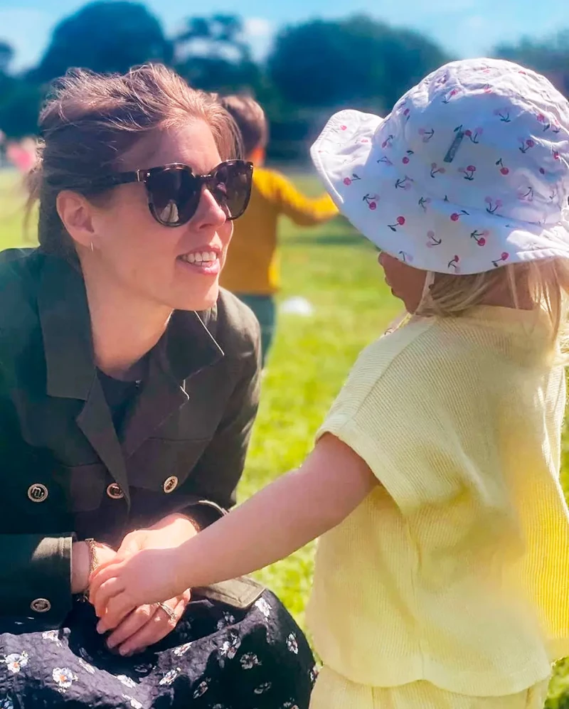 Beatriz de York con su hija en el parque.