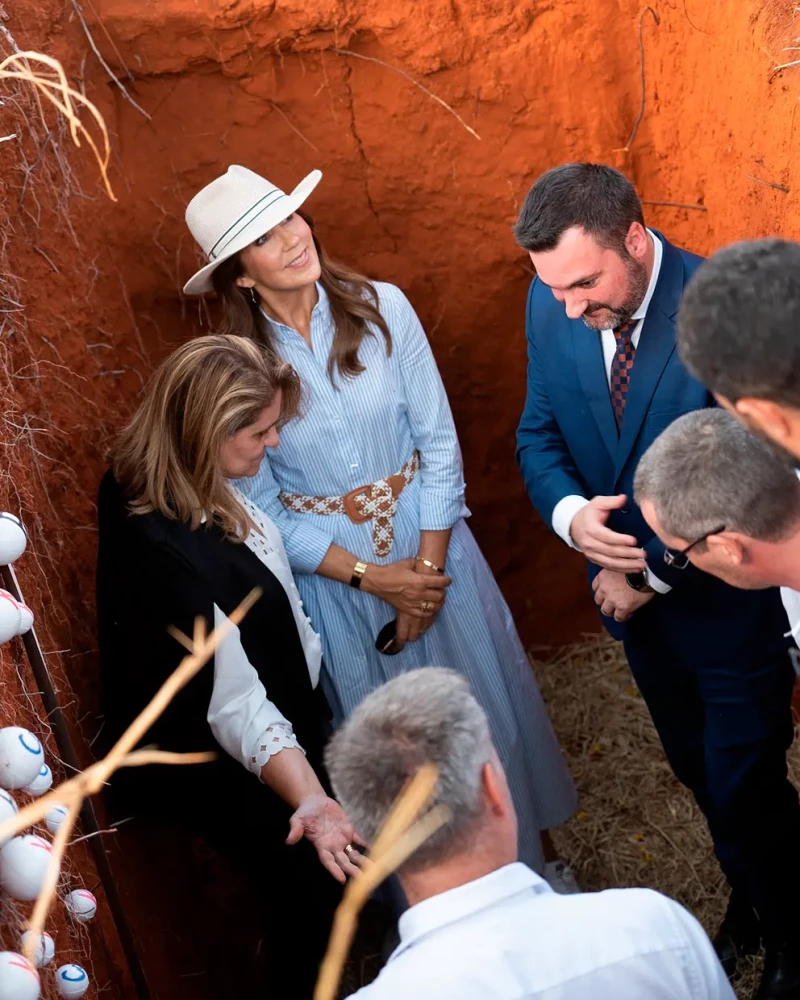 Mary de Dinamarca con líderes encargados de preservar el amazonas.