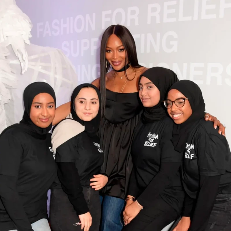 Naomi Campbell con unas chicas en un evento de su ONG.