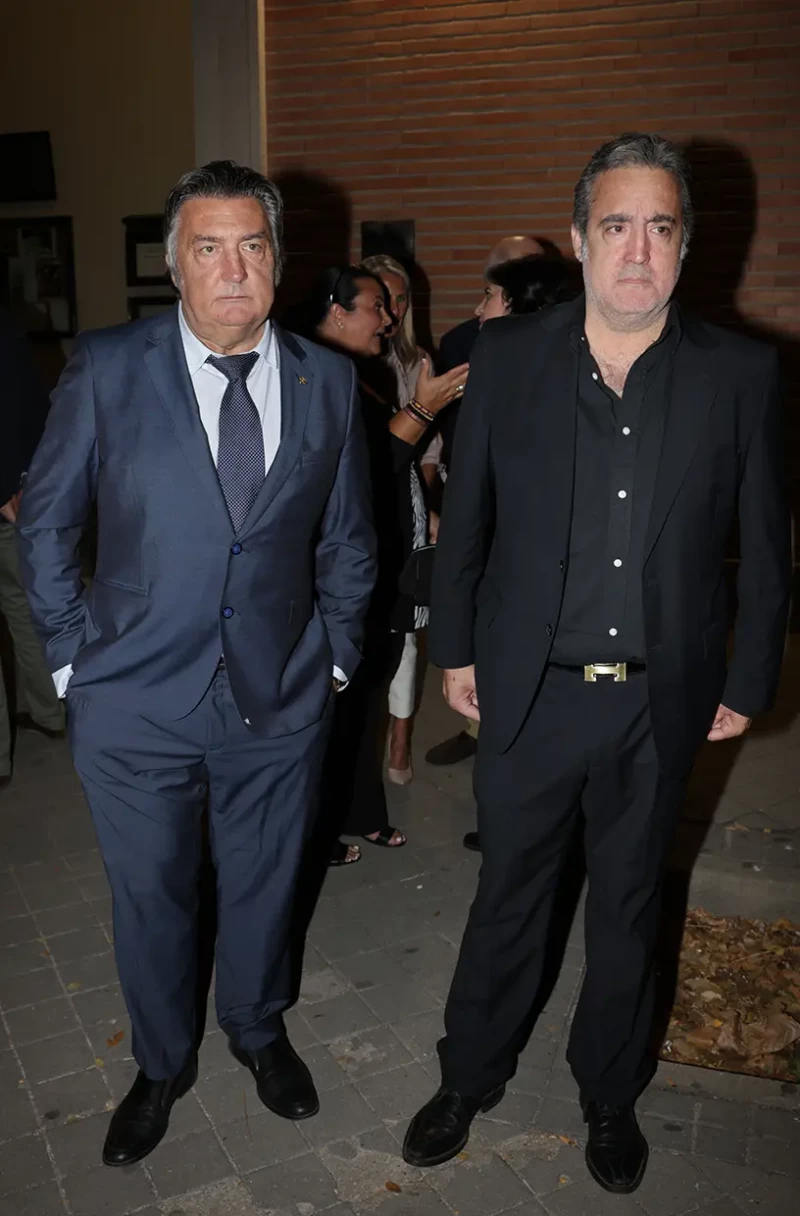 Rafi Camino en el funeral junto a su hermano Francisco Camino.