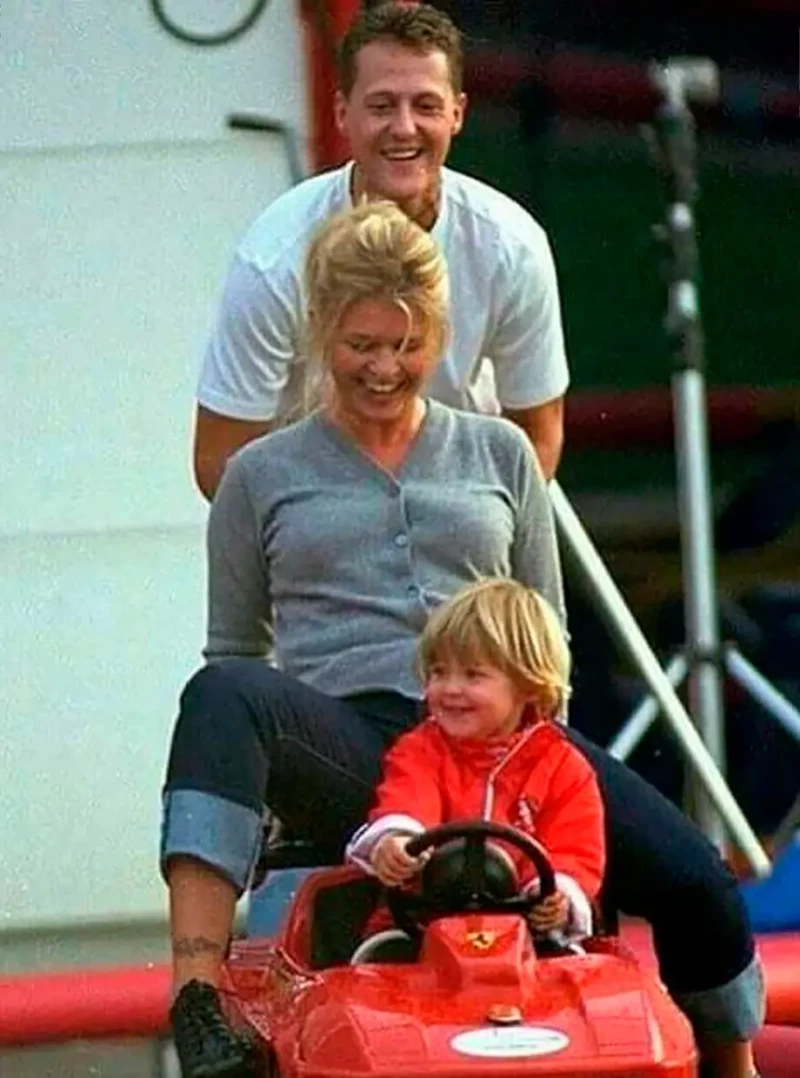 Schumacher con su mujer y su hija muy pequeña.