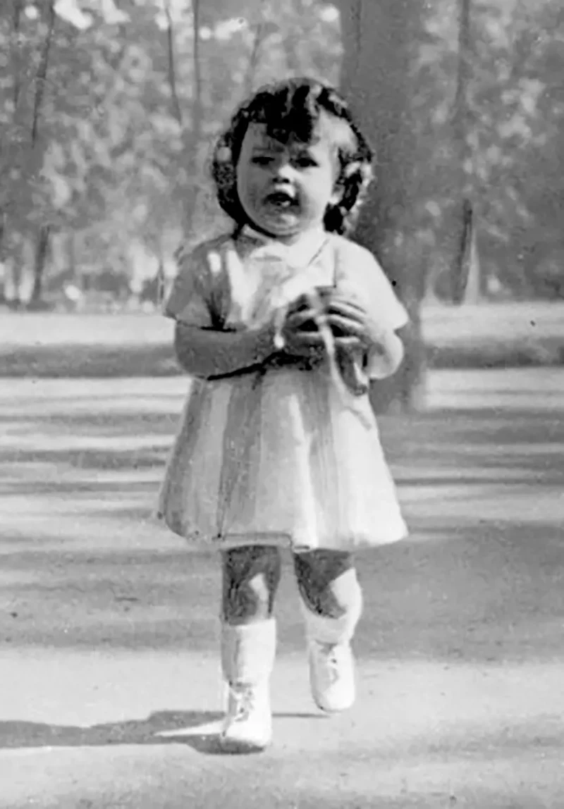 De niña, en su París natal.