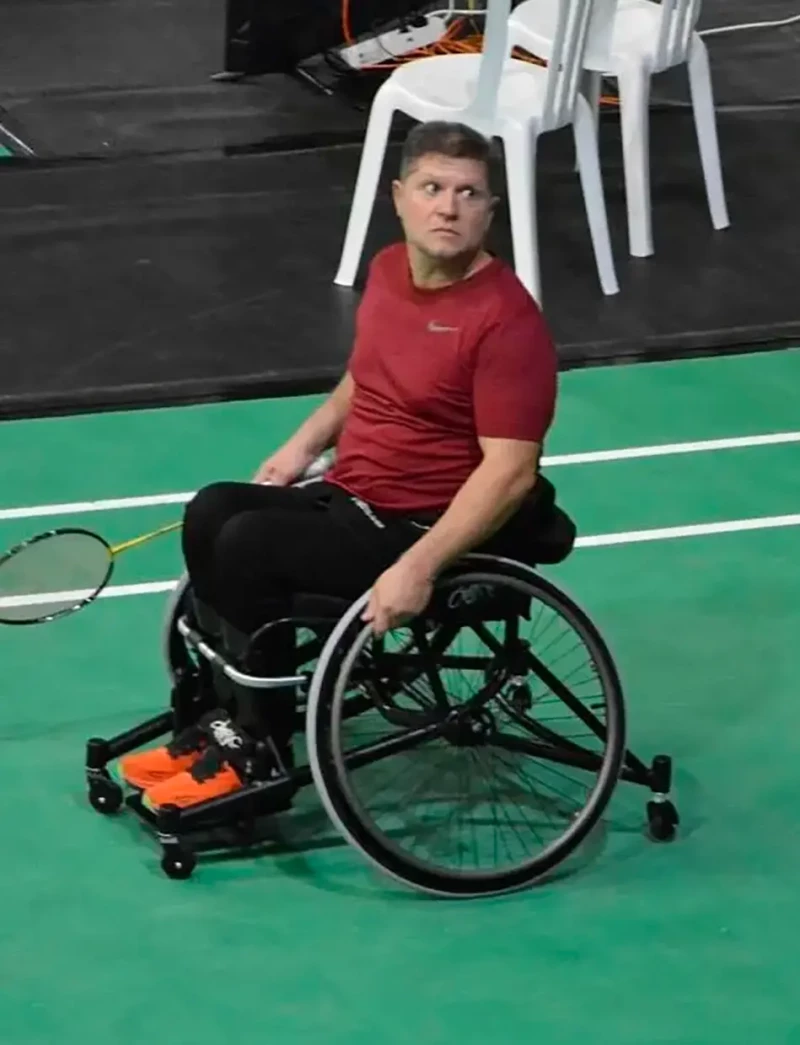 Jose María jugando un partido de bádminton.