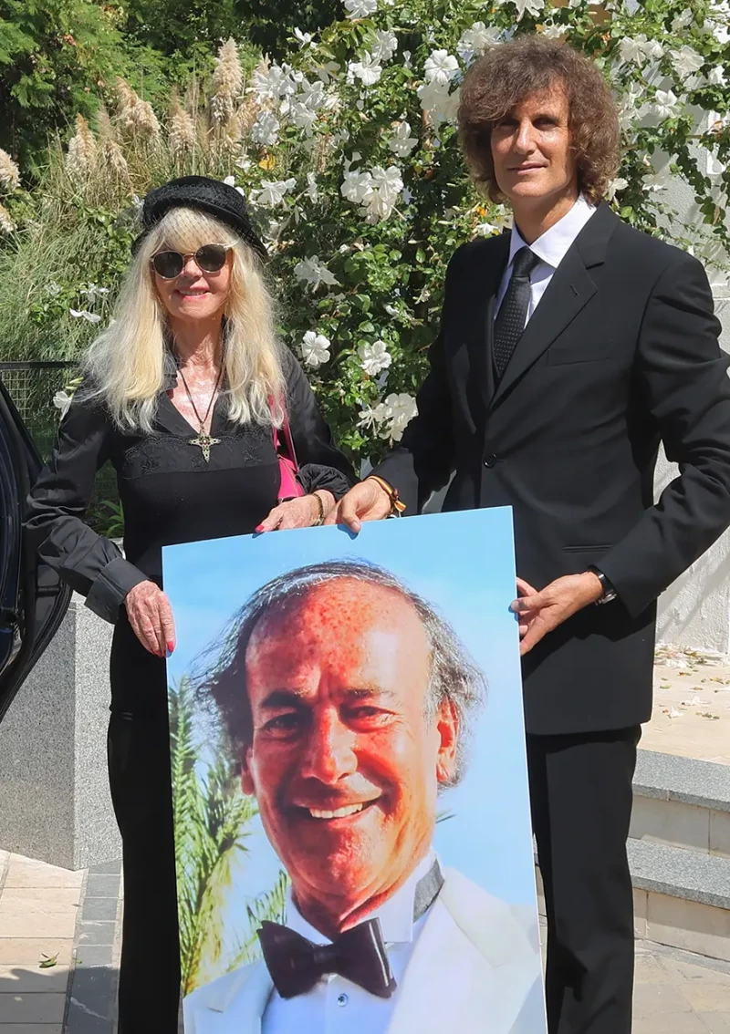 Gunilla y su hijo, Fran, llevaron un gran retrato de Luis al funeral.