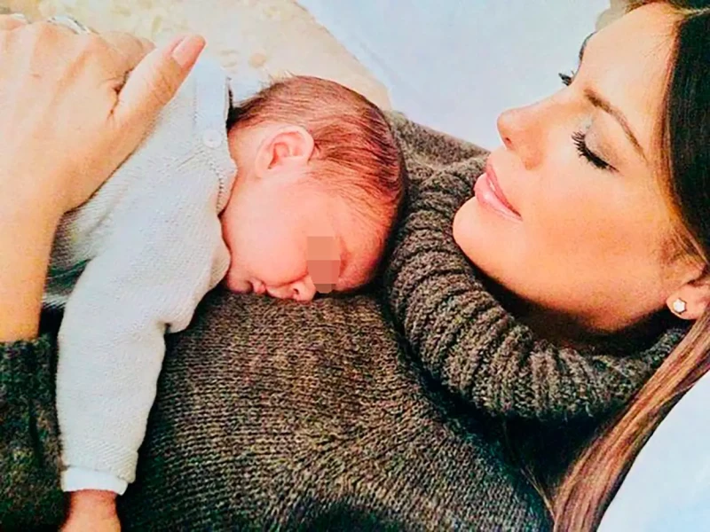 Jacqueline de la Vega con su hijo Iker en brazos.