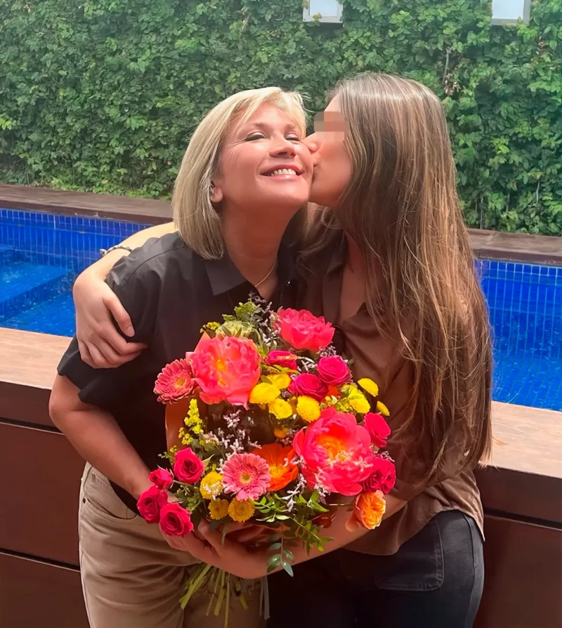 Julia Otero recibió un ramo de flores de parte de su hija como regalo por su 65 cumpleaños.