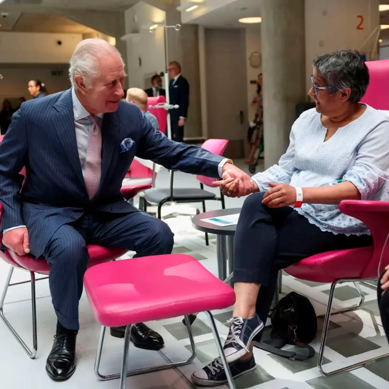 Carlos en uno de sus últimos actos públicos: la visita a la oenegé Macmillan Cancer, de la que es patrono, que ayuda a enfermos de cáncer.