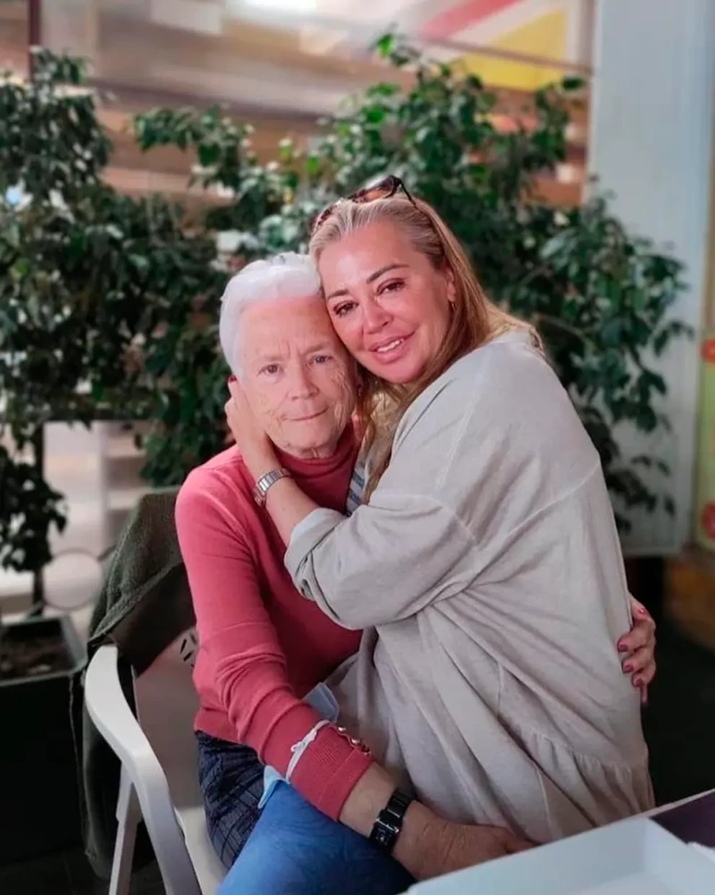 Belén Esteban posando abrazada a su madre.