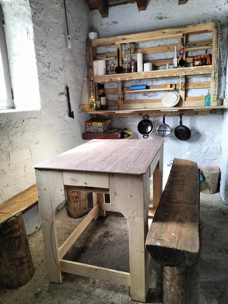 Mesa de madera de un refugio de montaña.