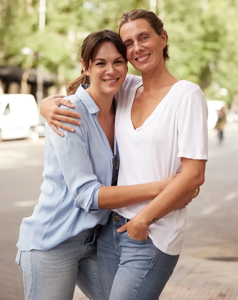 Fabiola y Alejandra Osborne posando juntas.