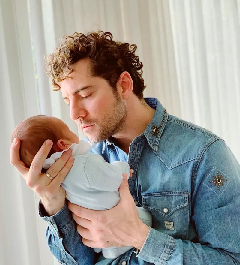 David Bisbal con su hijo Matteo bebé en brazos