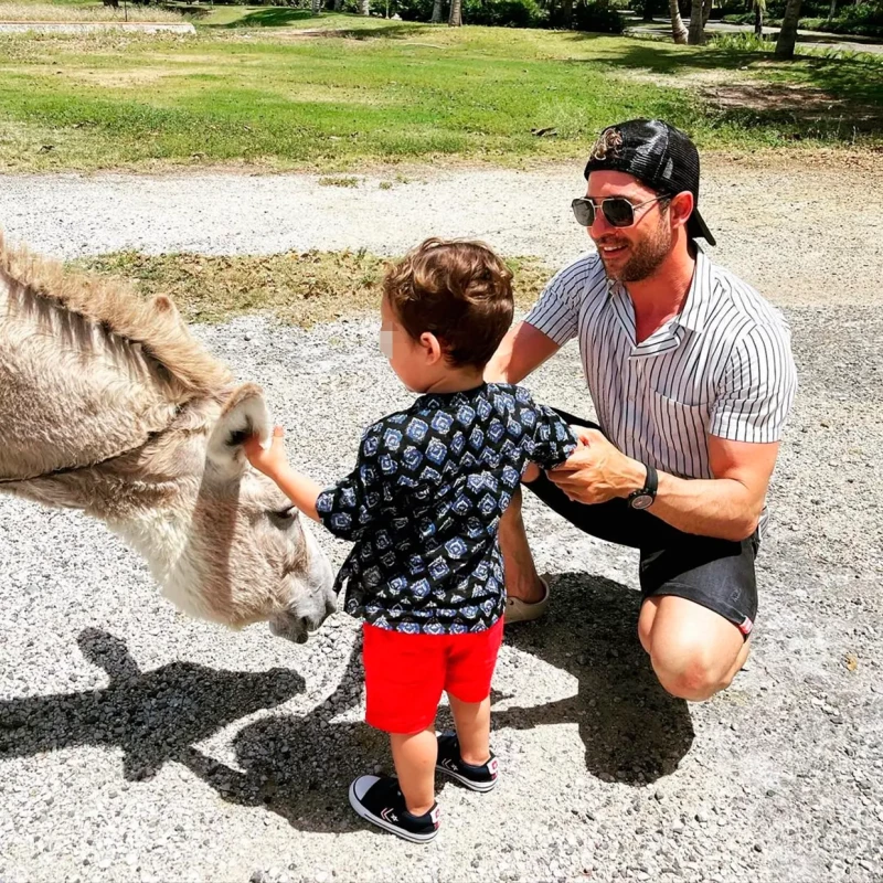 David Bisbal con su hijo Matteo acariciando a un burro.