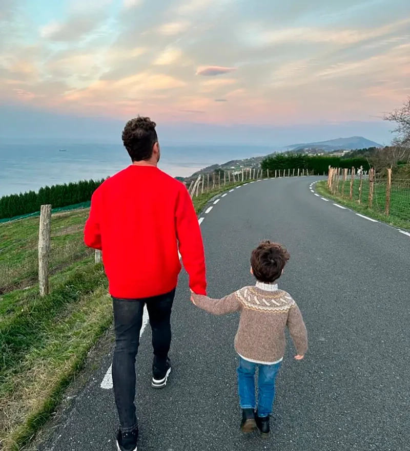 David Bisbal paseando con su hijo Matteo cogido de la mano.