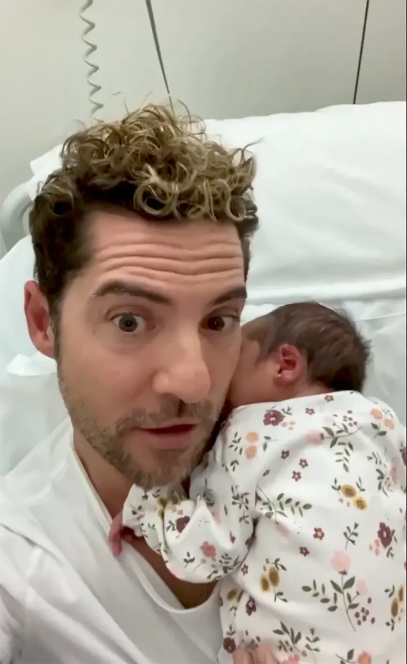 David Bisbal con su hija Bianca recién nacida en el hospital.