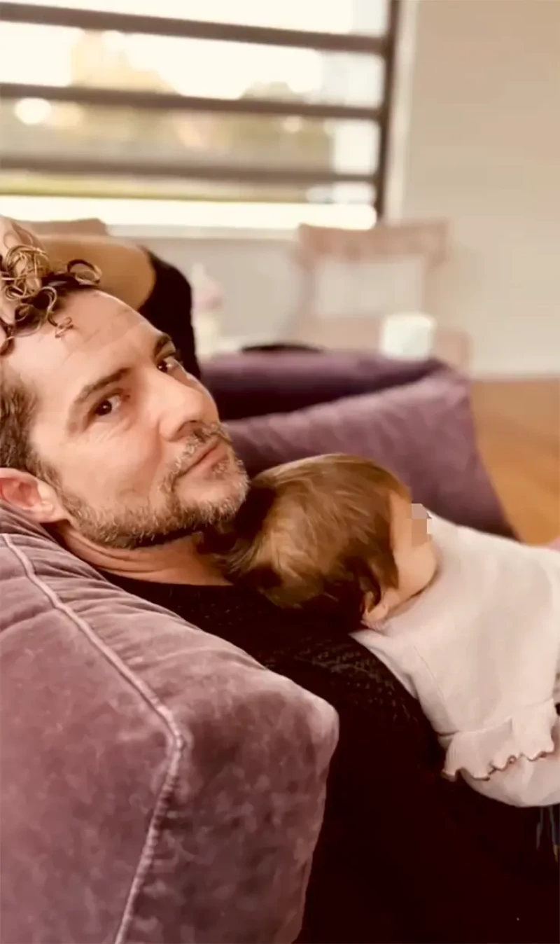 David Bisbal haciendo la siesta con su hija Bianca en el sofá de casa.