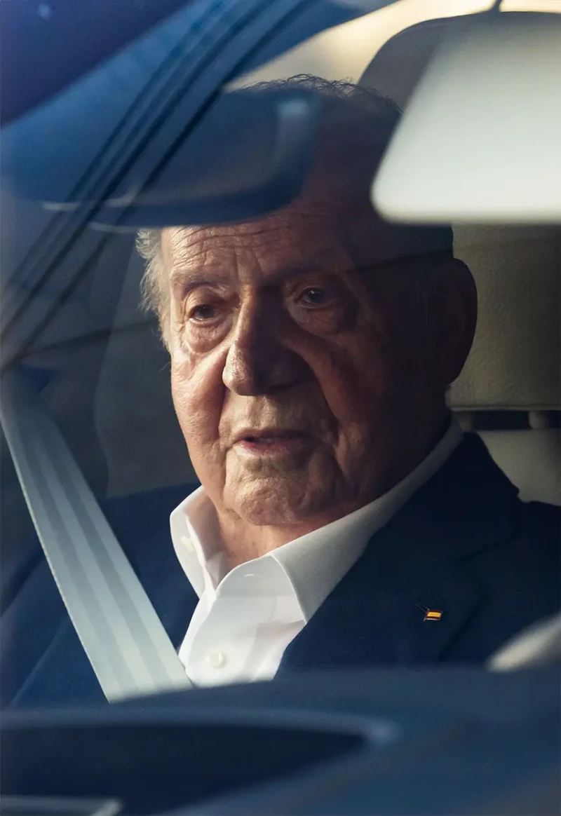 Juan Carlos siendo trasladado en coche de San Xenxo a la academia naval de Marín.