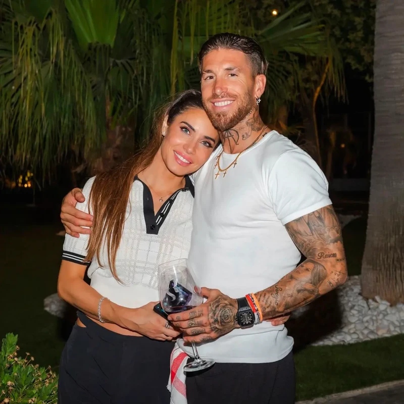 Pilar Rubi y Sergio Ramos posan juntos abrazados