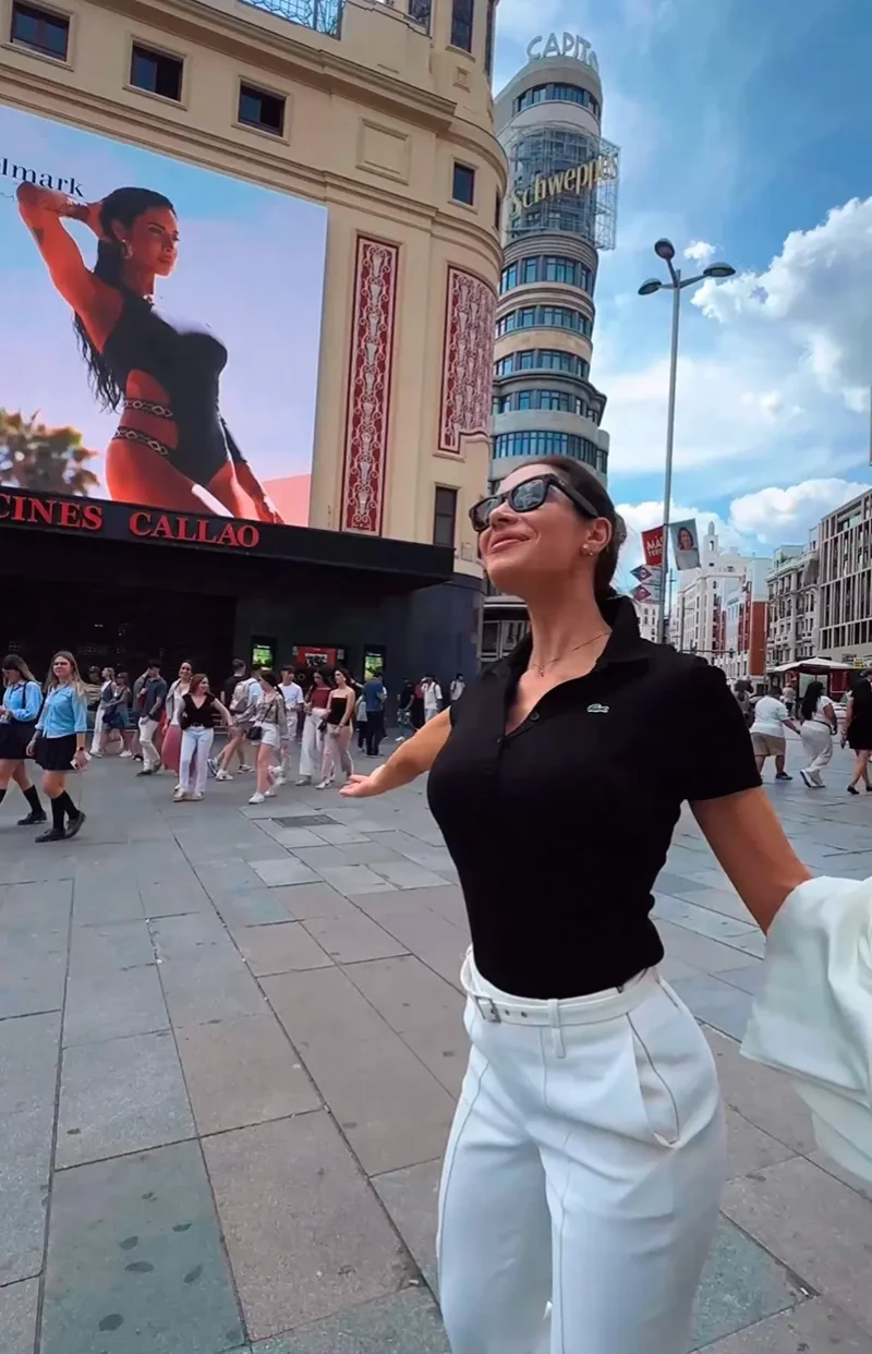 Pilar Rubio delante de uno de sus anuncios en el centro de Madrid.