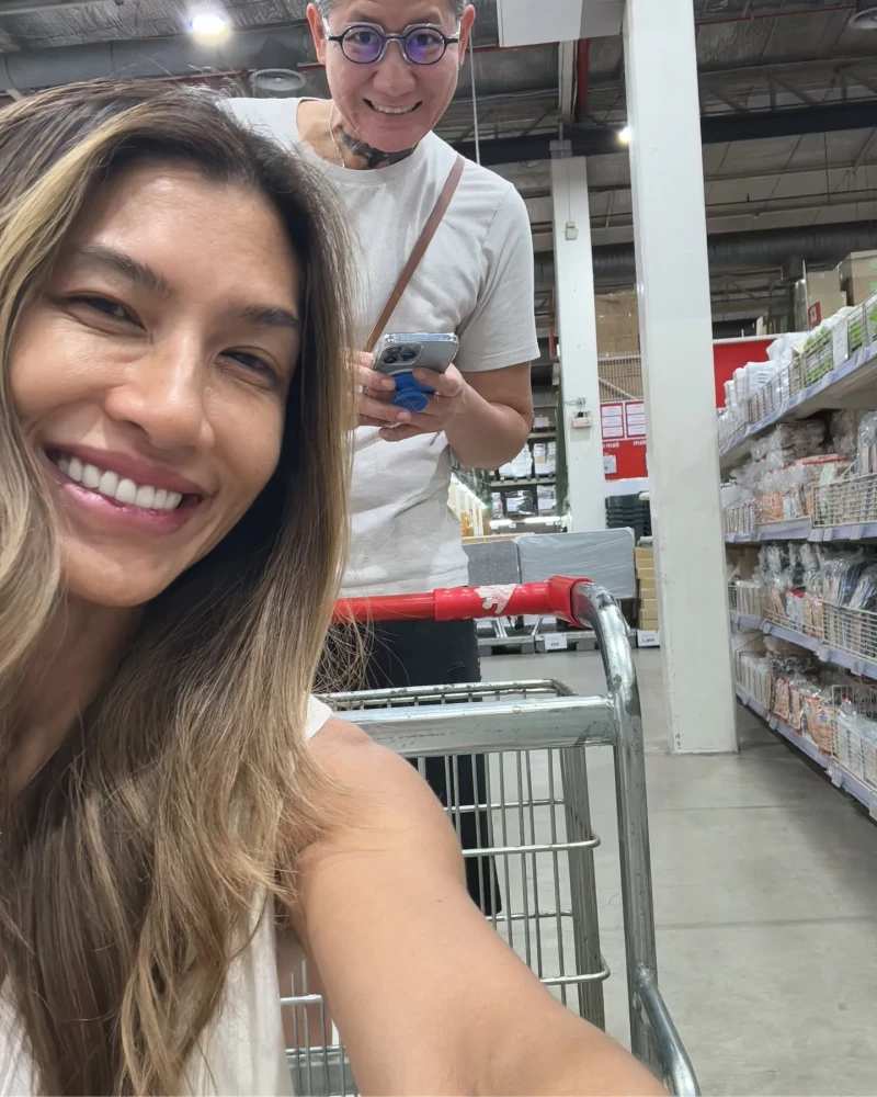 Yuyee y Chris, en el supermercado.