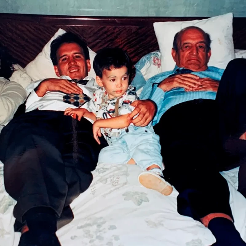 Sebastián Yatra con su padre y su abuelo.