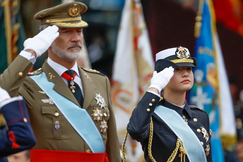 El rey Felipe y su hija Leonor saludando a las tropas.