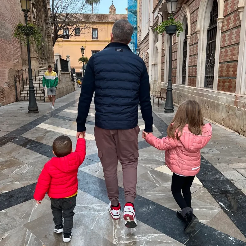 Roberto Leal paseando con sus hijos Leo y Lola.