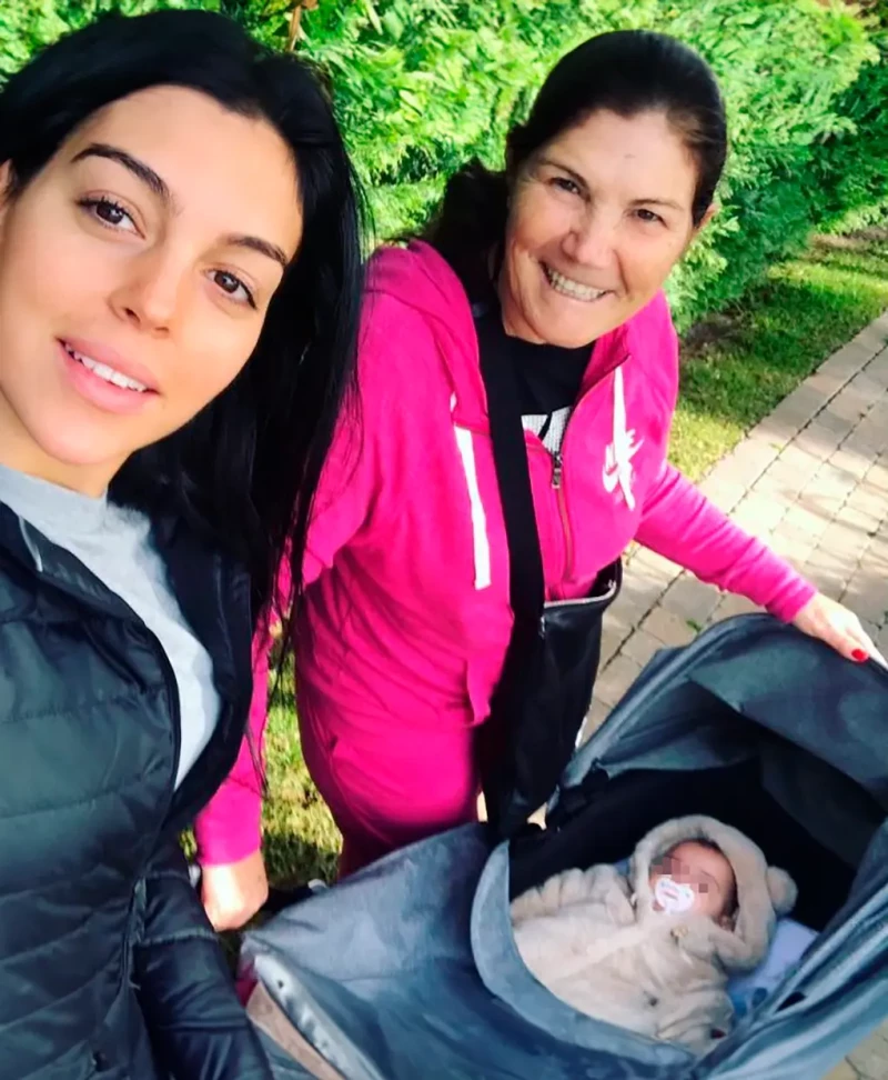 Georgina Rodríguez paseando a su bebé junto a su suegra.