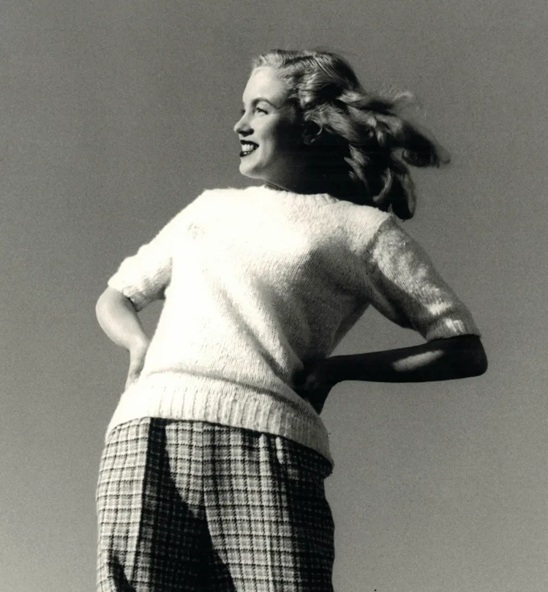 Marilyn Monroe en sus inicios como modelo cuando aún era Norma Jeane.